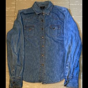 Women’s long-sleeve denim shirt
